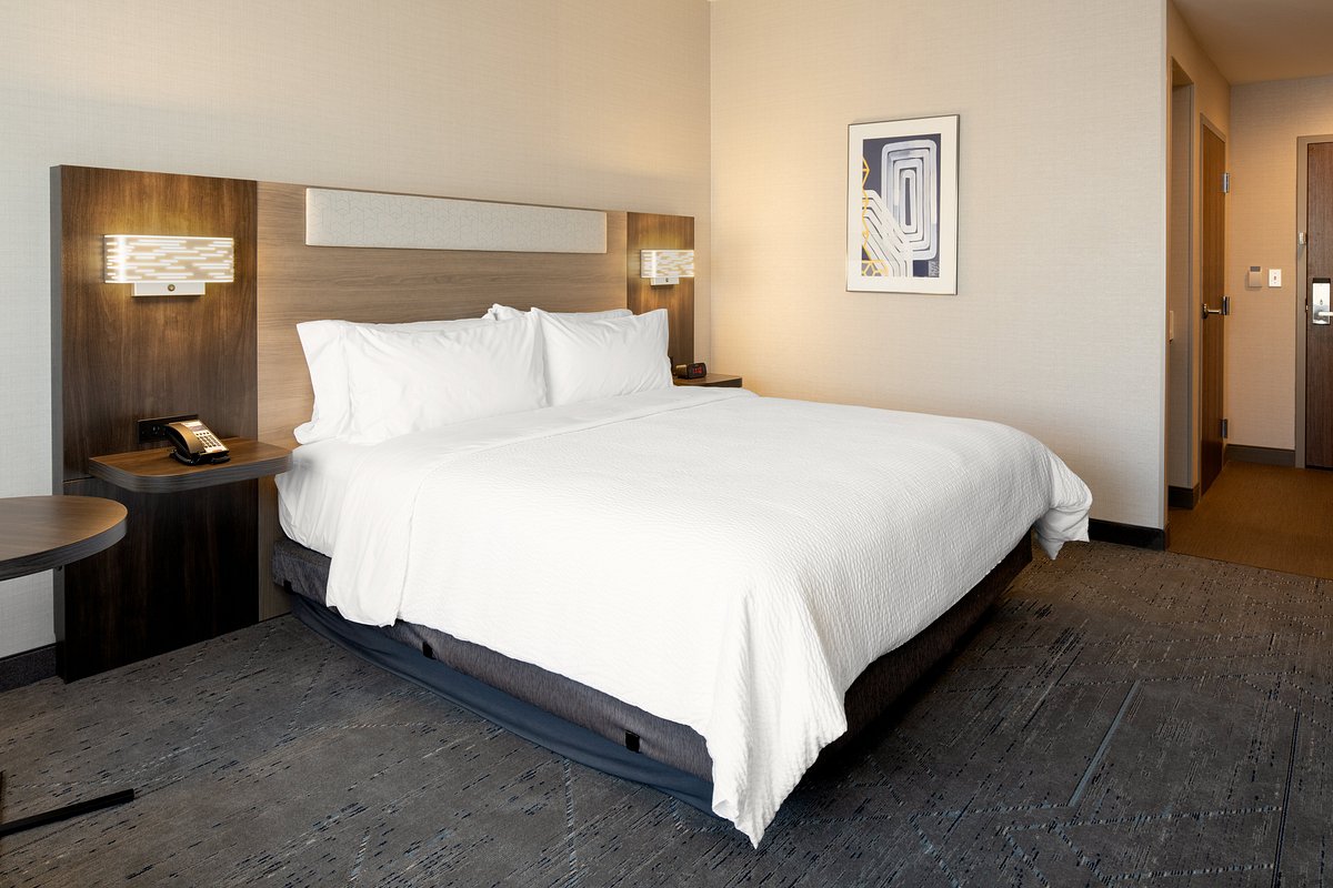 Hospitality guestroom furnished by DECORS USA